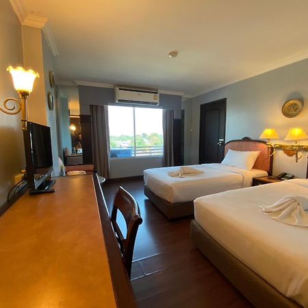Mayflower Grande Hotel Фитсанулок Екстериор снимка