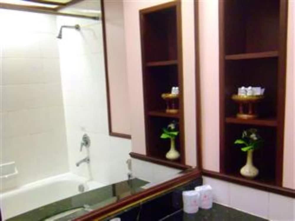 Mayflower Grande Hotel Фитсанулок Екстериор снимка