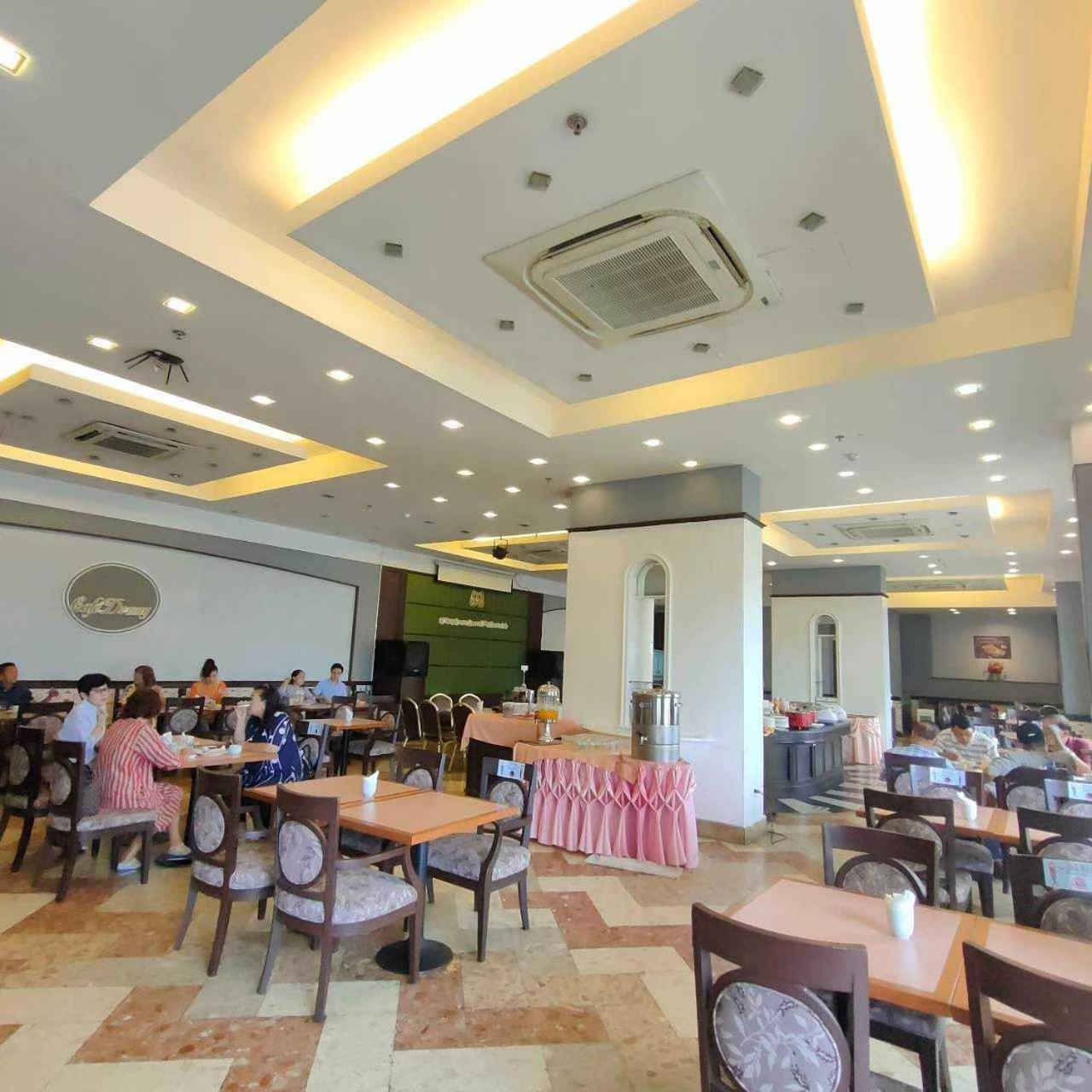 Mayflower Grande Hotel Фитсанулок Екстериор снимка