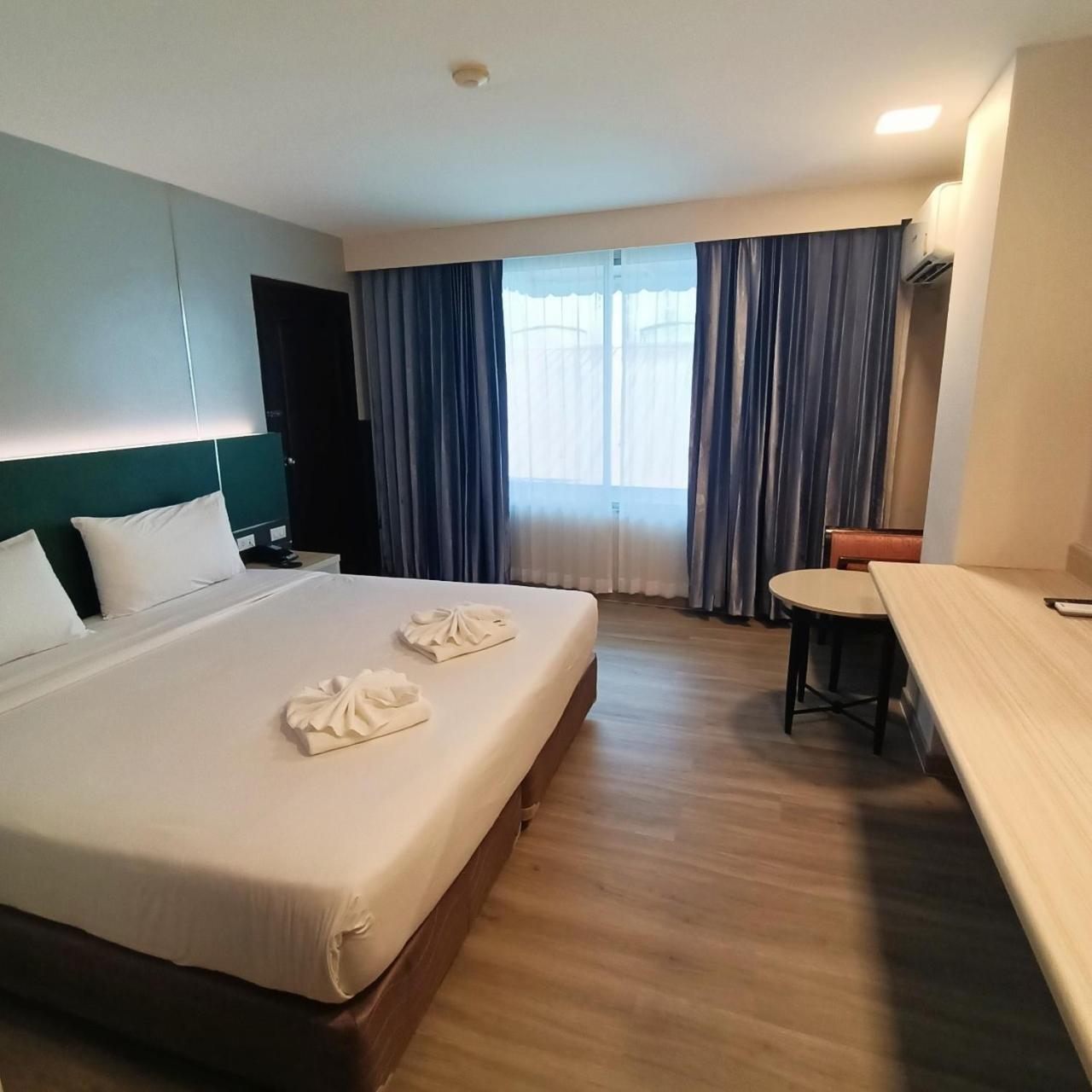 Mayflower Grande Hotel Фитсанулок Екстериор снимка