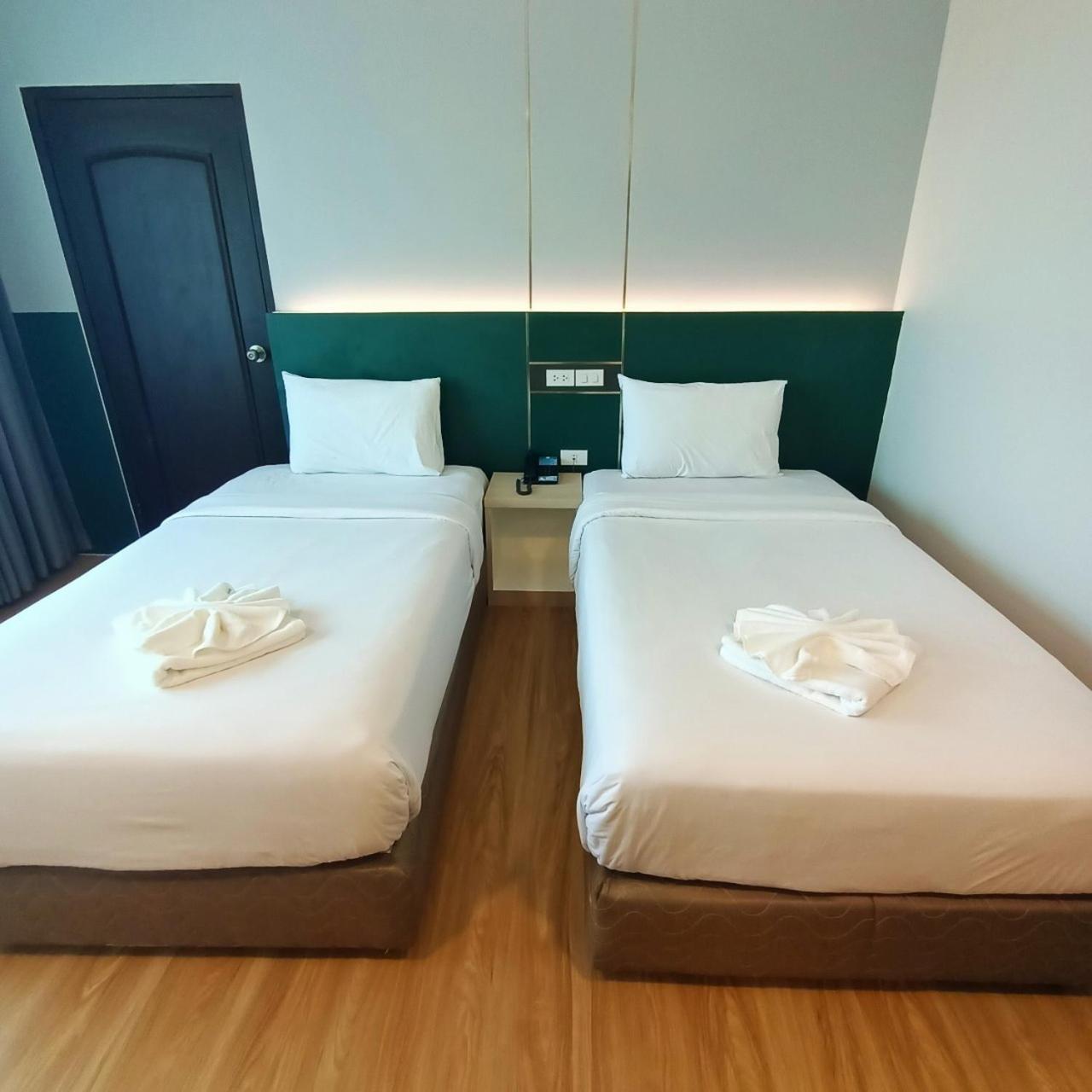 Mayflower Grande Hotel Фитсанулок Екстериор снимка