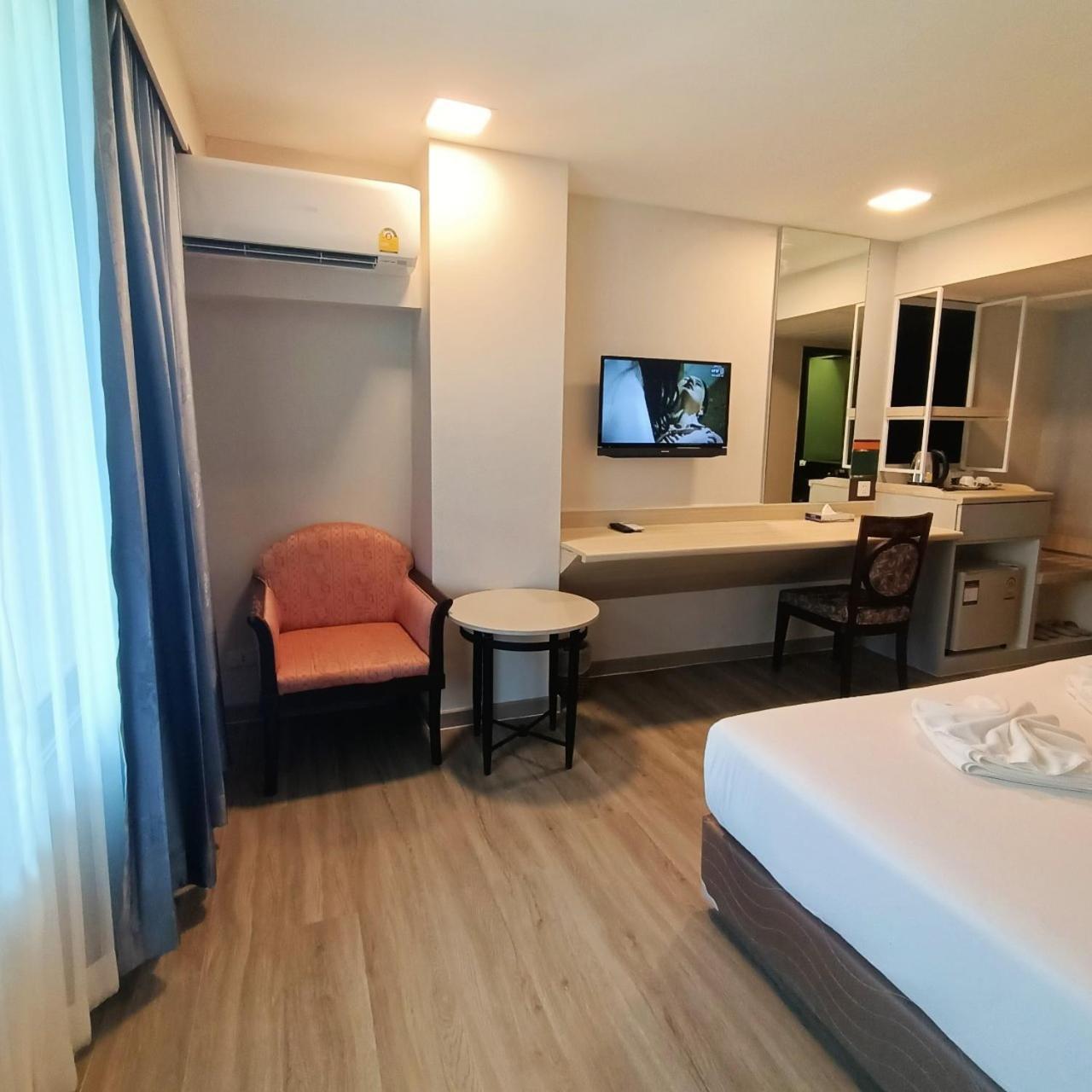 Mayflower Grande Hotel Фитсанулок Екстериор снимка