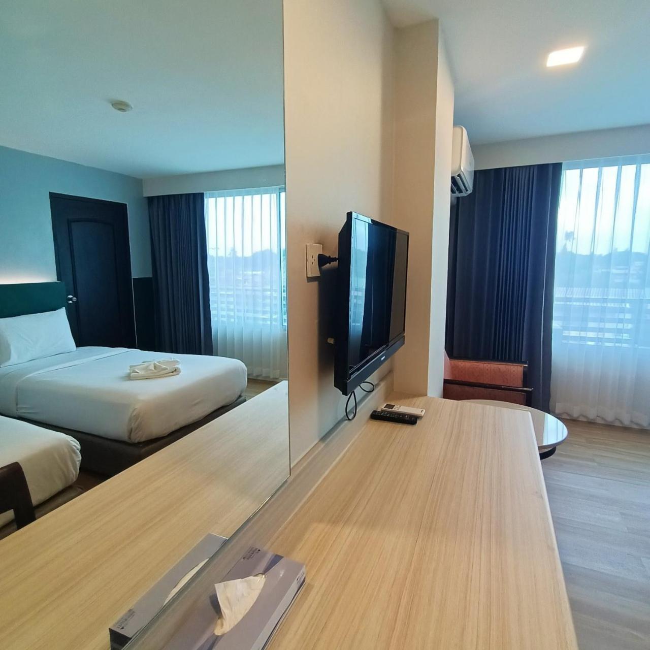 Mayflower Grande Hotel Фитсанулок Екстериор снимка