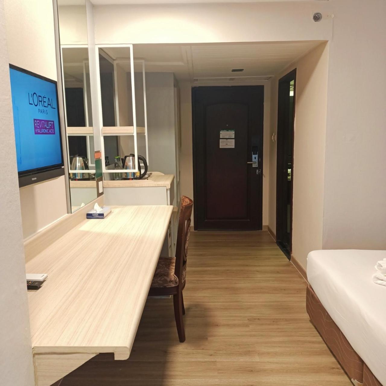 Mayflower Grande Hotel Фитсанулок Екстериор снимка