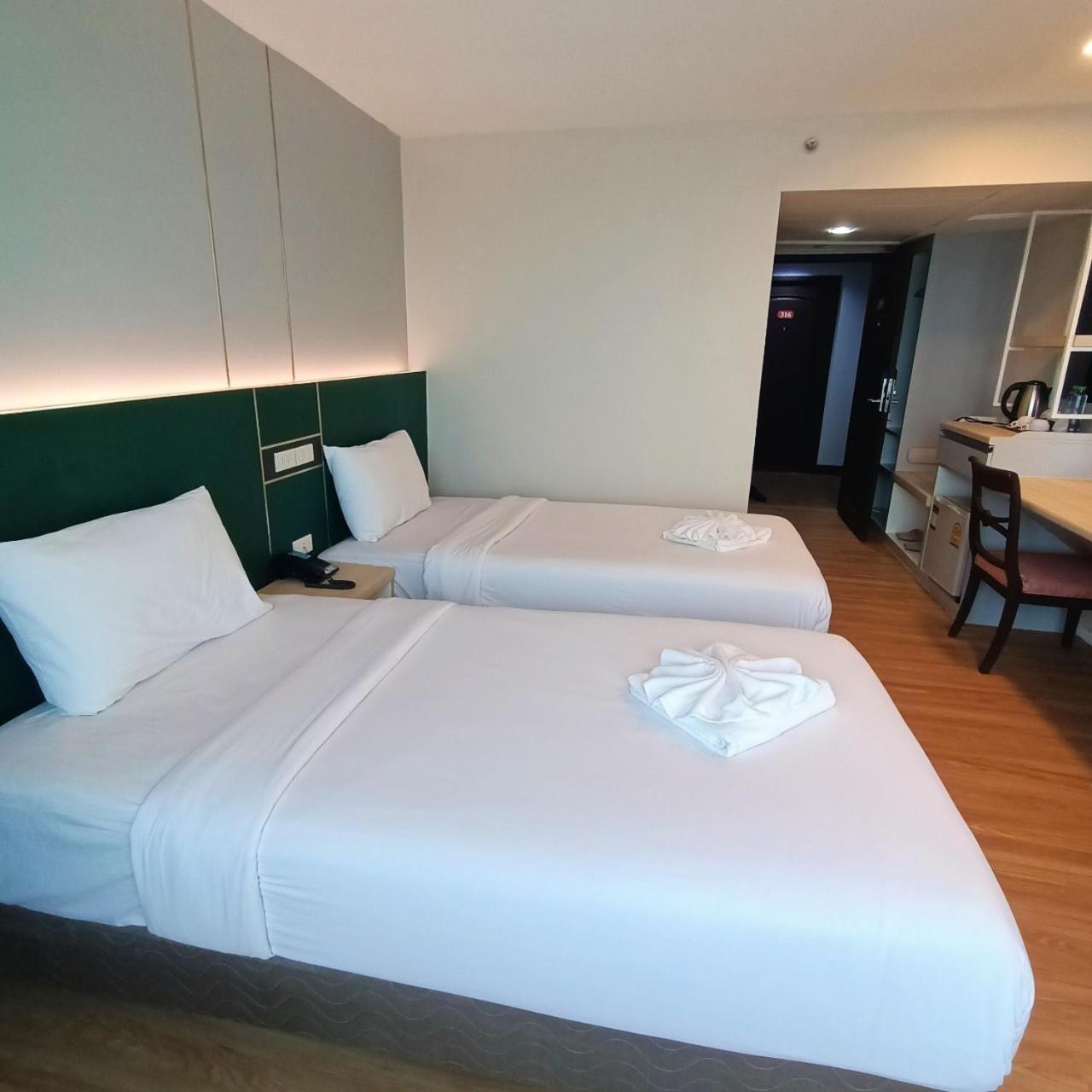 Mayflower Grande Hotel Фитсанулок Екстериор снимка