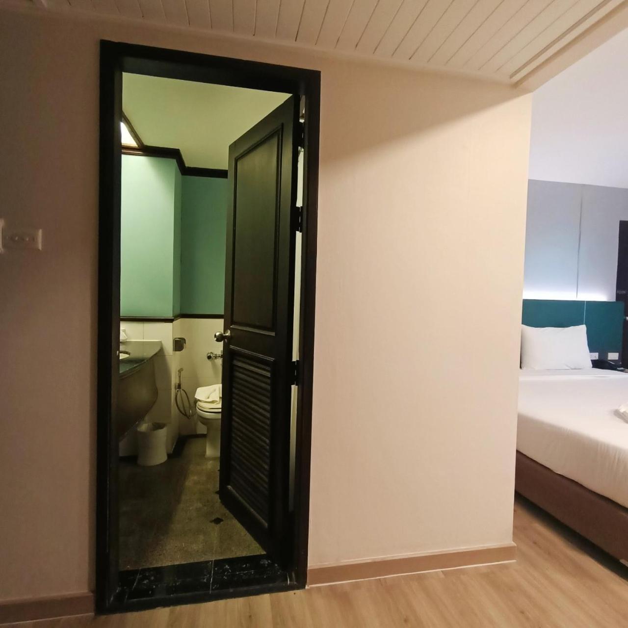 Mayflower Grande Hotel Фитсанулок Екстериор снимка