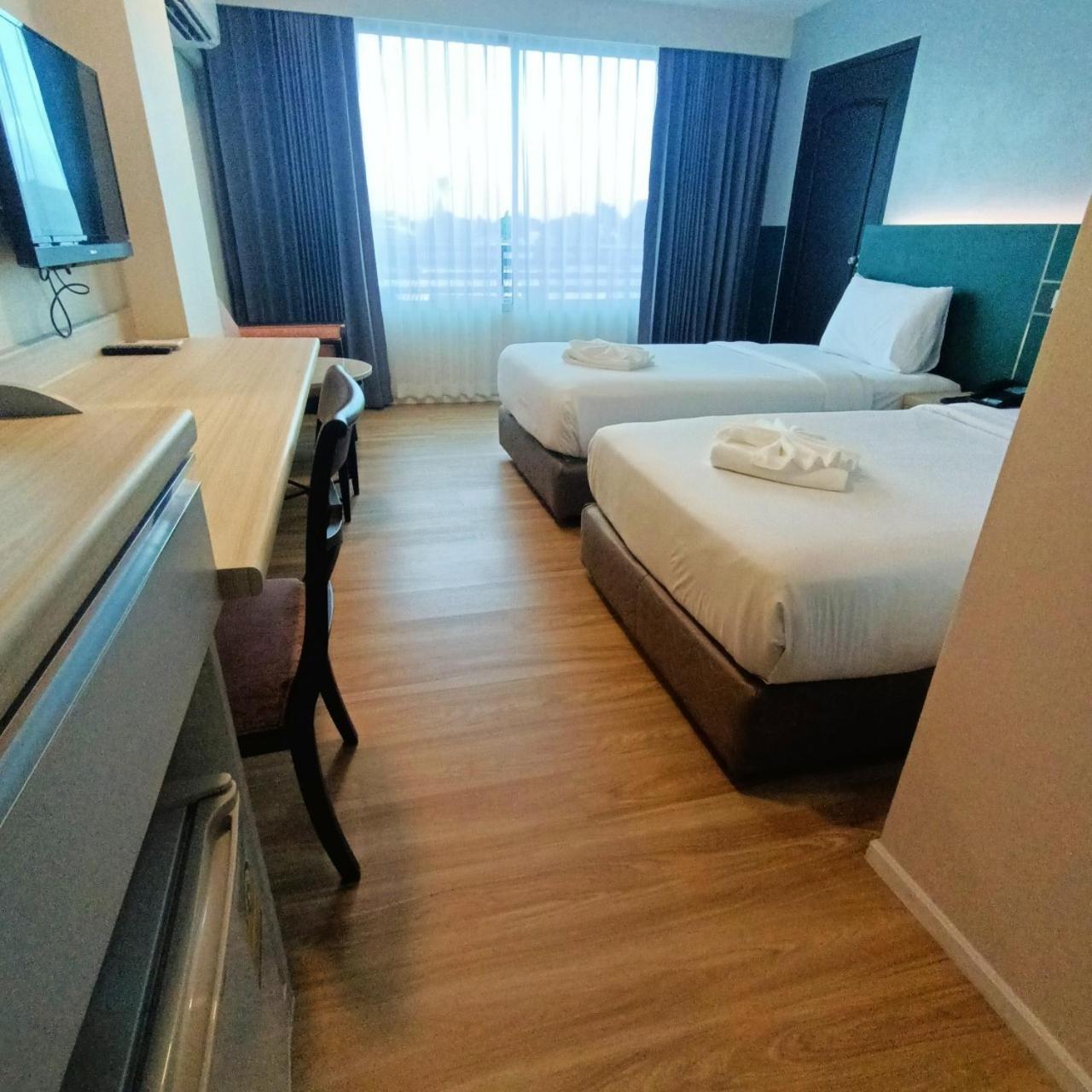 Mayflower Grande Hotel Фитсанулок Екстериор снимка