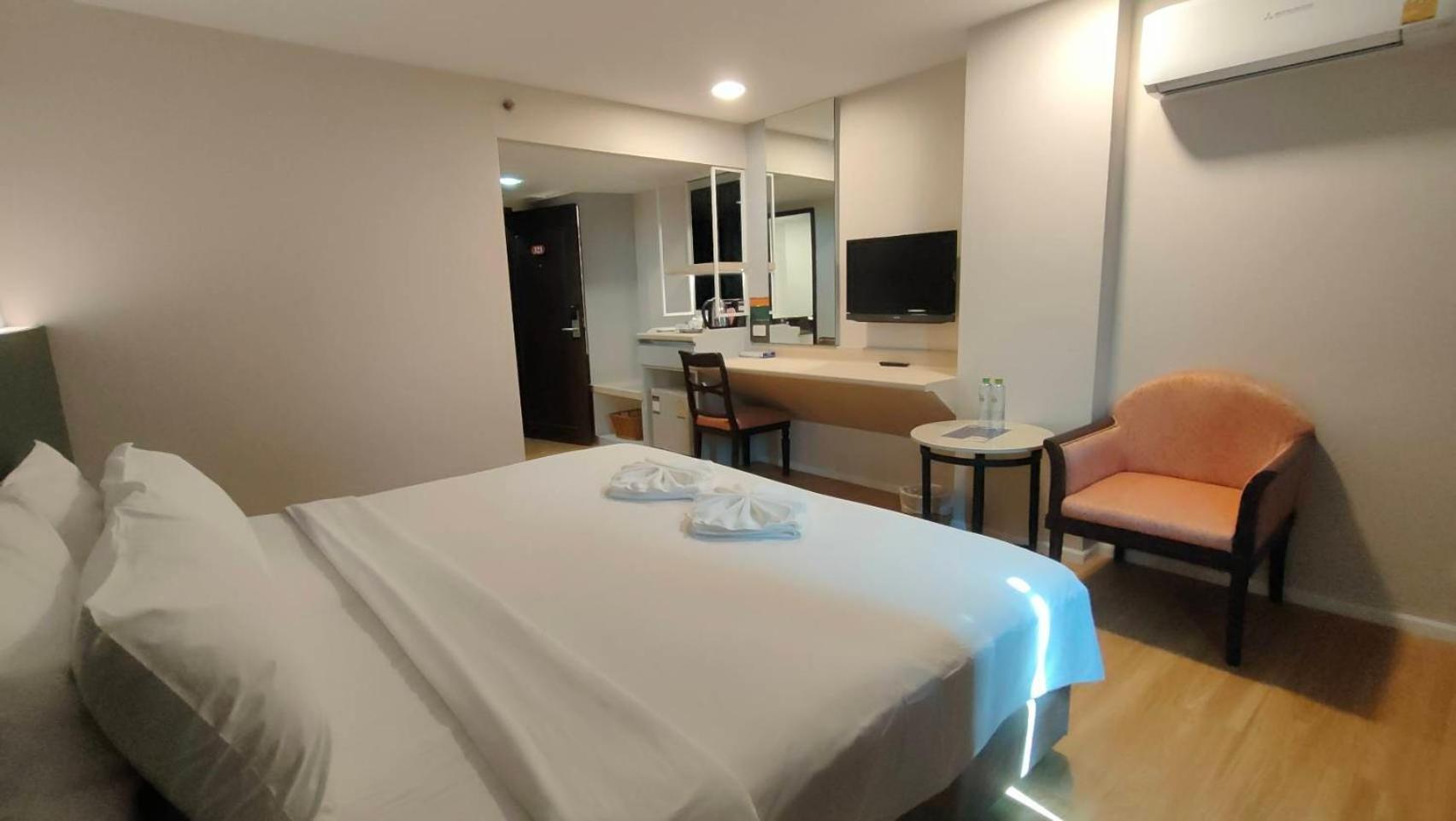 Mayflower Grande Hotel Фитсанулок Екстериор снимка