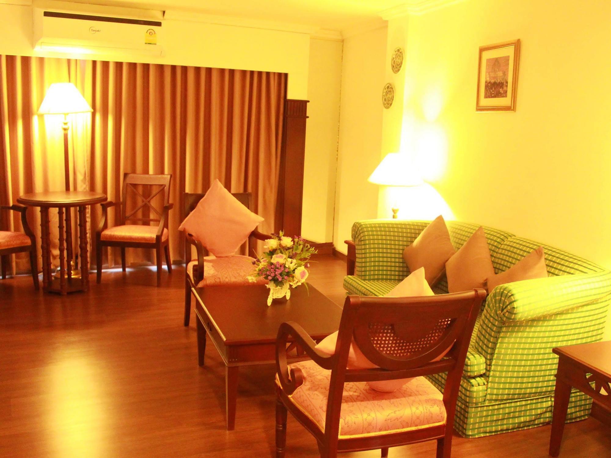 Mayflower Grande Hotel Фитсанулок Екстериор снимка