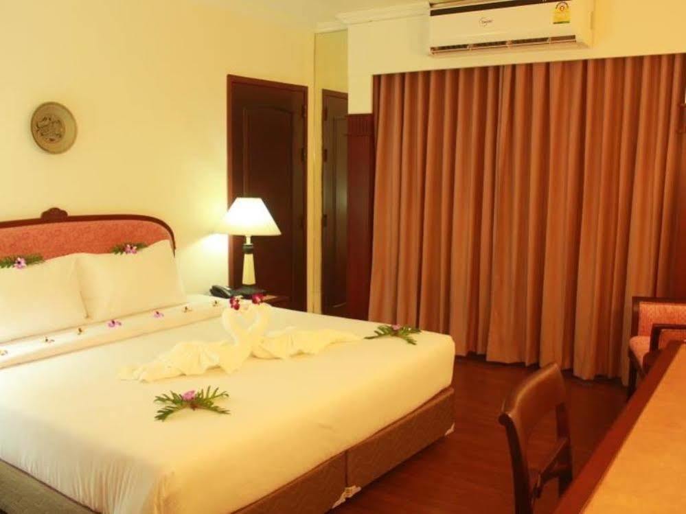 Mayflower Grande Hotel Фитсанулок Екстериор снимка