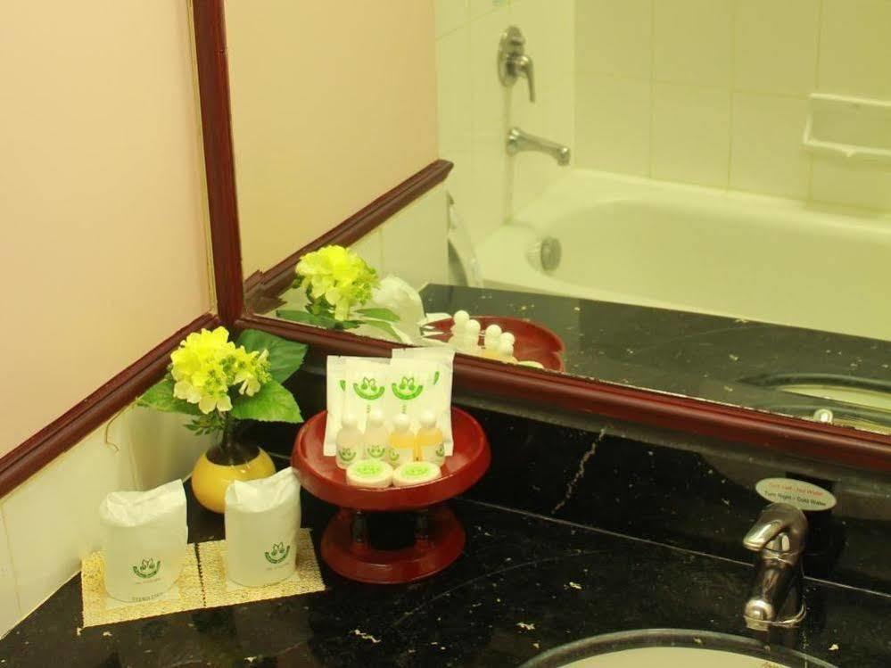Mayflower Grande Hotel Фитсанулок Екстериор снимка
