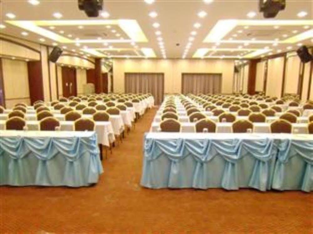 Mayflower Grande Hotel Фитсанулок Екстериор снимка